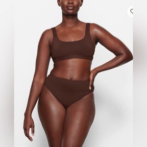 NWT SKIMS recycled bikini top in Cocoa